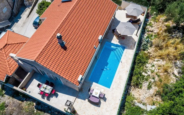 Villa Tranquility Nest Beniva - Three-bedroom Villa With Swimming Pool and Partial Sea View