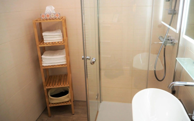 Anastacia Premium Apartment FREE Parking & Self Check-in