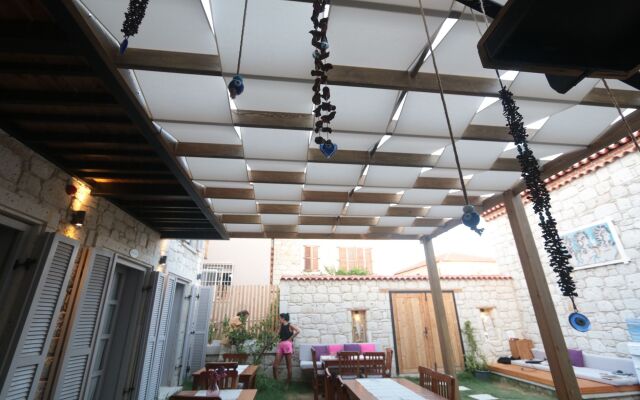 Alacati Cona Otel
