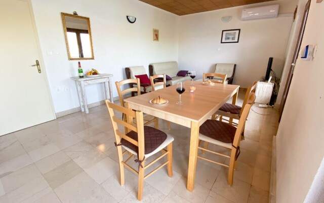 Inviting 3-bed Apartment in Okrug Donji Beachfront