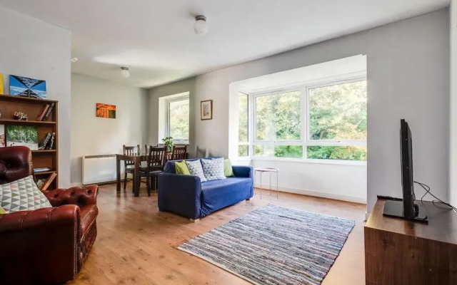 Top-floor Bright Sunny 3-bedroom Flat Sleeps 4