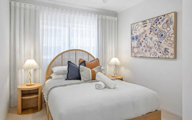 Stylish 3-bed Apartment in Coastal Redcliffe