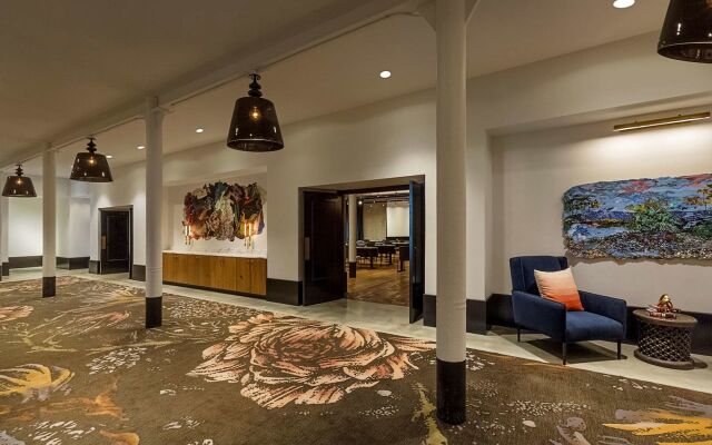Crossroads Hotel