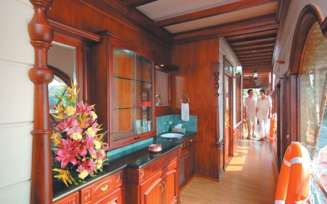 Sterling House boat Lake Palace Alleppey