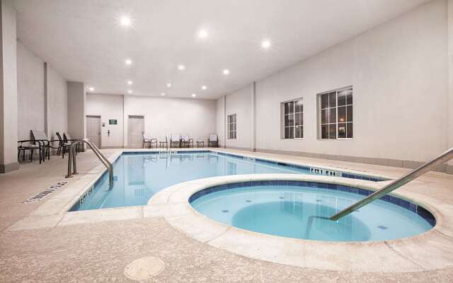 La Quinta Inn & Suites by Wyndham Mansfield TX