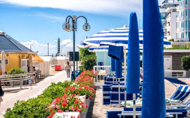 Sea view apartment with swimming pool