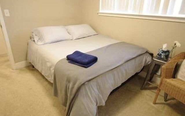 Furnished Washer & Dryer Near HWY 101