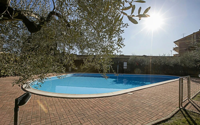 Borgo Degli Ulivi shared pool- 200m lake