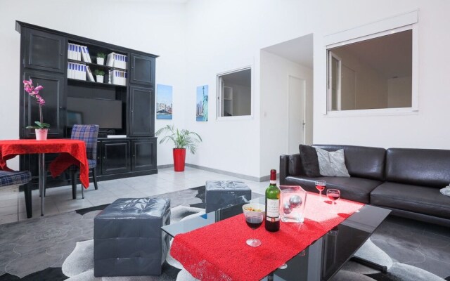 Spacious Apartment for 6, Ideally Located!