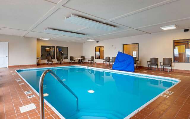 Comfort Suites South Haven near I-96