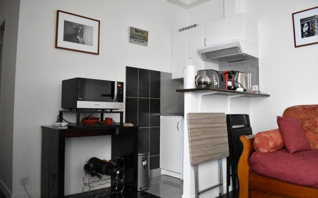 Simplistic 1 Bedroom Apartment in 17th