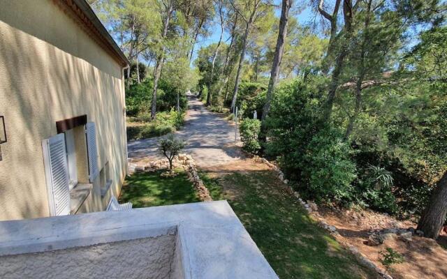 Charming villa with pool and view to Pic St. Loup