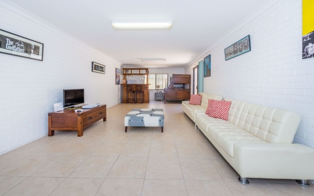 Kallaroo, 3 Kallaroo Street- great house with views, pool, WIFI and aircon – Guest Rooms – Corlette