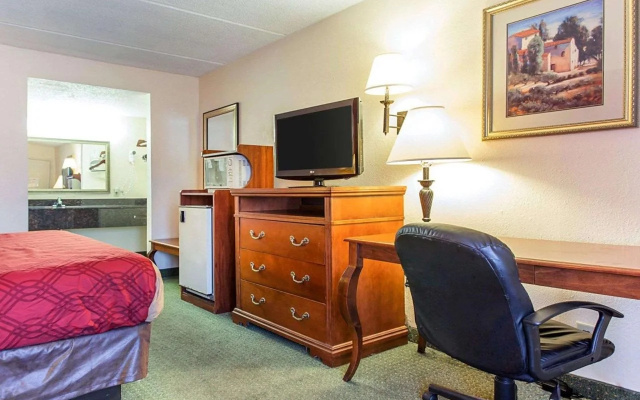 Econo Lodge Inn & Suites Griffin North
