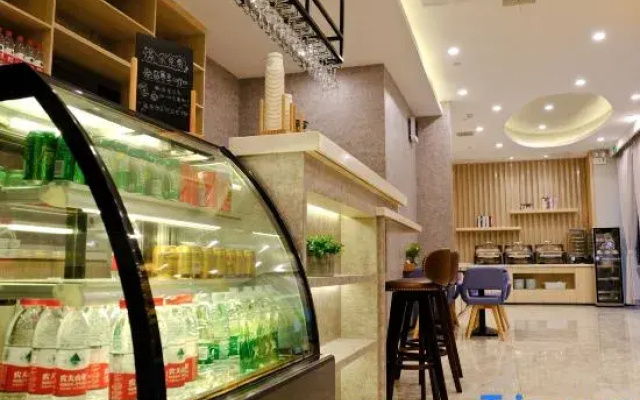 Ibis Styles Hotel (Yangchenghu Zhonglu Metro Station)