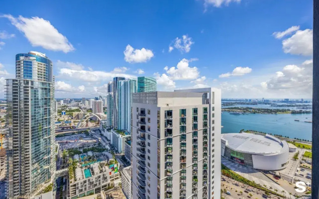 Downtown 1BR Apt with Skyline Views