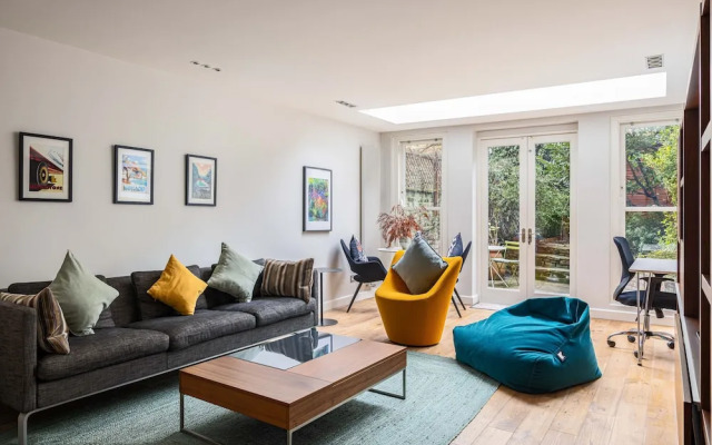A Grand Four Bedroom Townhouse at Knightsbridge
