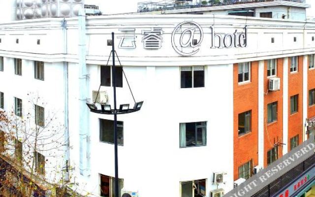 Hangzhou Yunrui@Hotel (Linping Yintai Department Store Pedestrian Street)