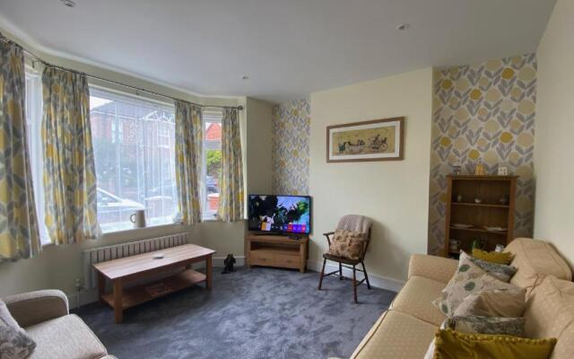 Charming 3 bed house and garden, pet friendly