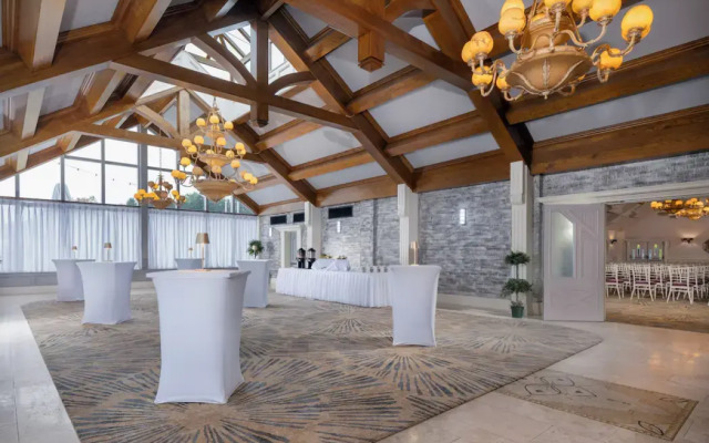 Treacys Oakwood Hotel