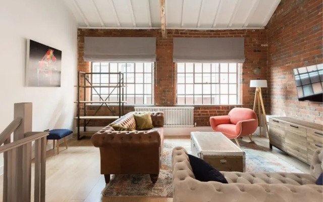 The Warehouse Loft - Trendy Converted Warehouse 3bdr