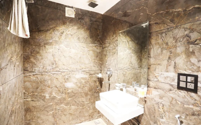 OYO 8902 Hotel Ronald Inn