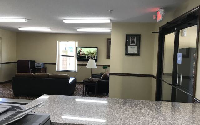 Clairmont Inn & Suites Warren