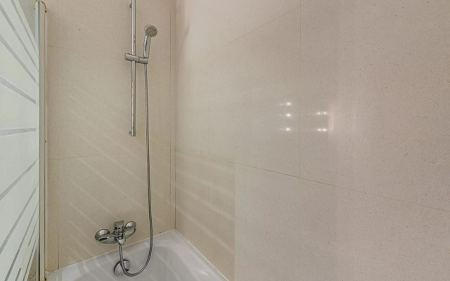 Dragon Stadium Studio w Balcony by LovelyStay