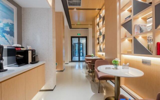 SKYBIRD Hotel (Shanghai International Resort - Chuansha Metro Station Store)