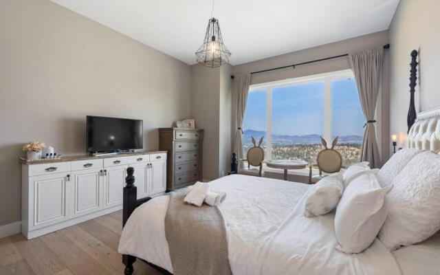 Newly Modern House w/ urban landscape of Kelowna!！