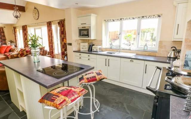1 Homecroft Bungalows