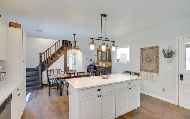 South Haven Farmhouse w/ Fire Pit, 4 Mi to Beach!