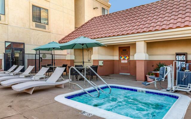 Comfort Suites Barstow near I-15