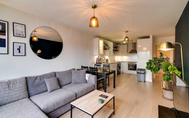 Spacious Modern Camberwell Apartment