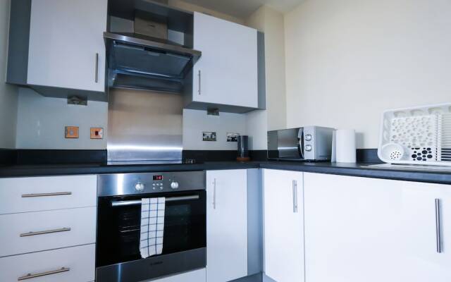 Mordern Top Floor Apartment With Free Parking