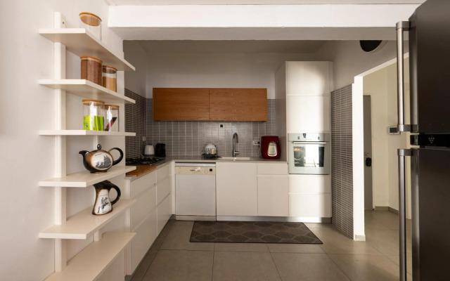 New Stylish 2-BR Apartment with Private Balcony