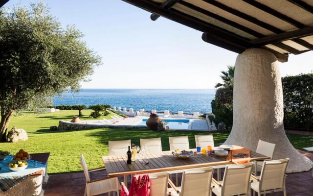 Exclusive seafront villa with private pool-VILLA LUNA BLU