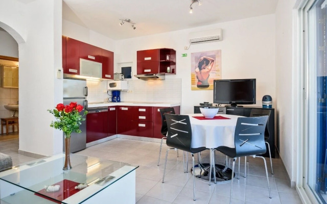 Modri Dragulj - With Pool - A2