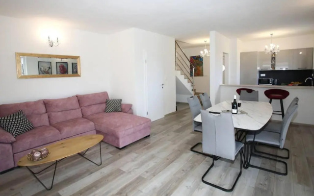 Beautiful vacation House Hana with pool