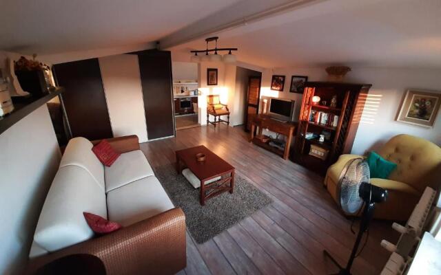 Nice, cosy studio apartment with shared outdoor pool