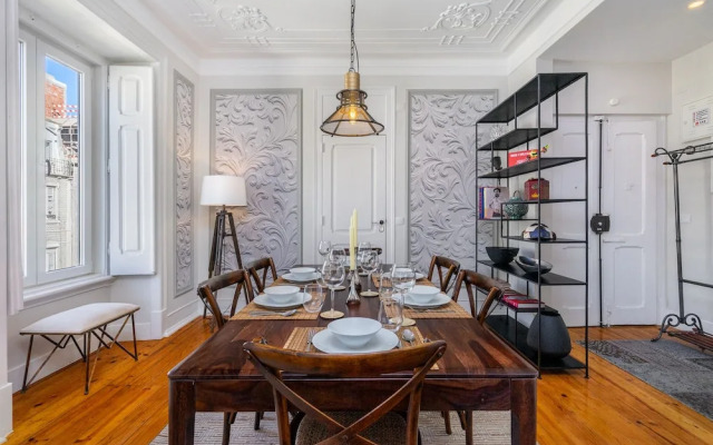 Luxurious Art Deco 3 Br