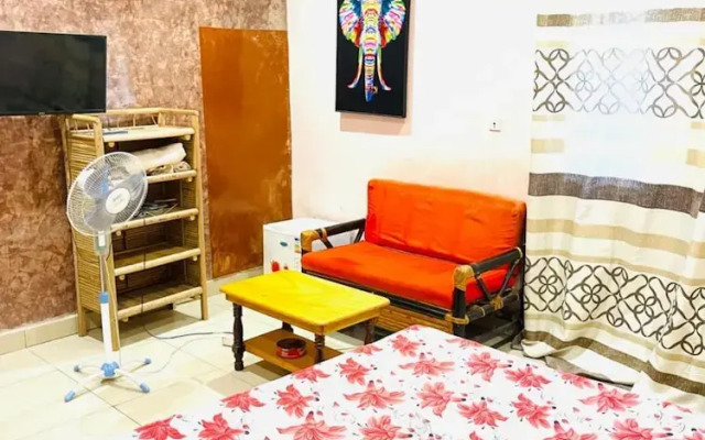 Room in Guest Room - Beautiful Luxury Room Aci 2000 Hamdallaye