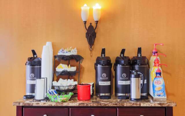 La Quinta Inn & Suites by Wyndham Islip - MacArthur Airport
