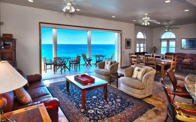 Hale Honu Oceanfront by RedAwning
