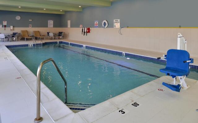 Holiday Inn Express & Suites Farmington Hills - Detroit by IHG