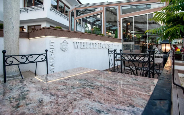 White House Family Hotel