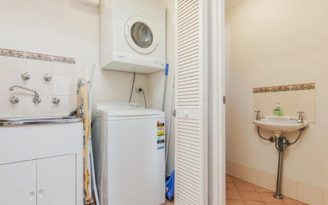 Waters Edge Apartment with Jetty