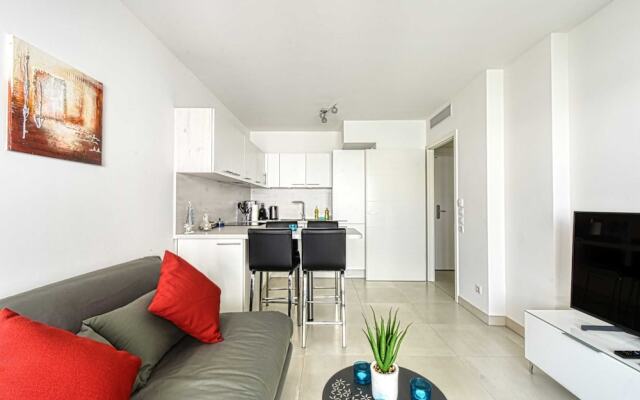 Modern Apartment With Private Balcony, Near Palais