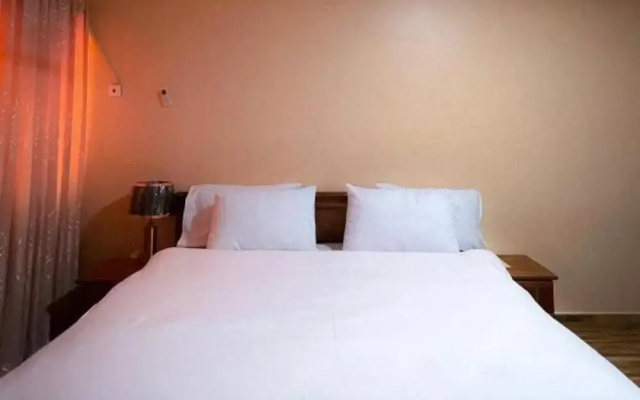 House - Sleeps 10 - Parking - Airport Close