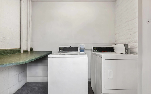 Days Inn by Wyndham Birmingham/West